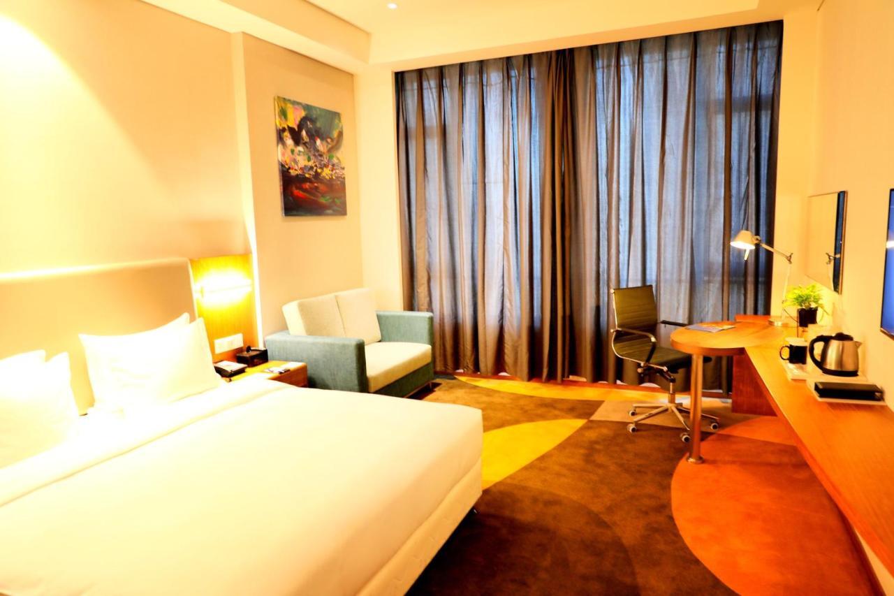 Holiday Inn Express Luoyang Xiyuan Exterior photo