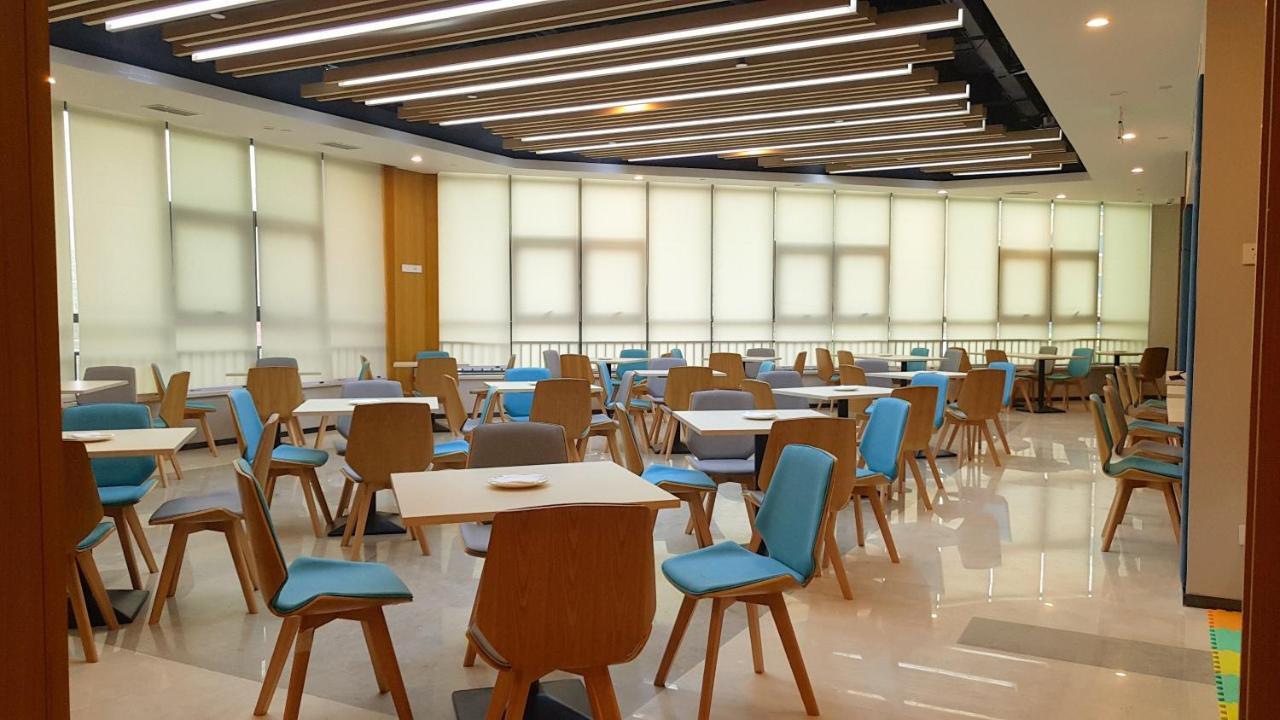 Holiday Inn Express Luoyang Xiyuan Exterior photo