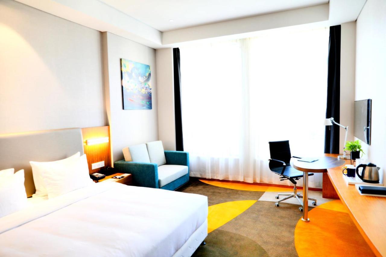 Holiday Inn Express Luoyang Xiyuan Exterior photo