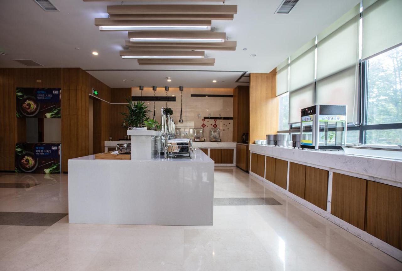 Holiday Inn Express Luoyang Xiyuan Exterior photo